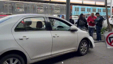 ¡URGENTE! Choque de auto contra taquería en Tlalpan