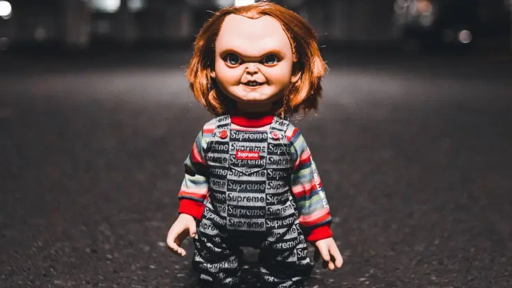 ¡Aterrador! Muñeco Chucky comienza a hablar y a moverse solo