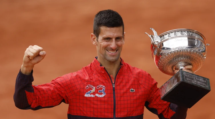 Novak Djokovic con el trofeo de Roland Garros