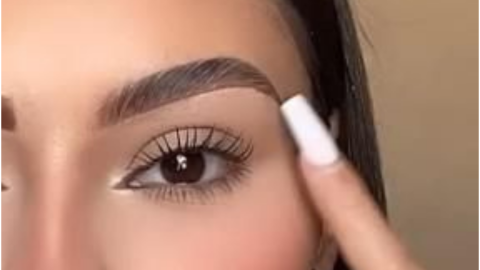 maquillar cejas con sombra