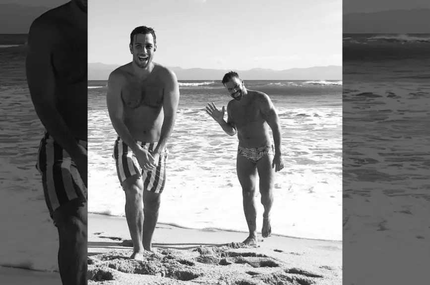 Ricky Martin y su pareja felices en el mar.jpg