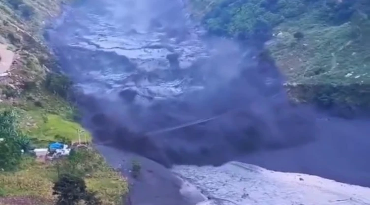 Nueva-riada-en-Nepal-arrasa-casas-y-deja-desaparecidos-tras-el-desborde-del-río-Budhi-Gandaki.webp