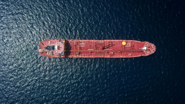 Imagen de barco sobre el mar