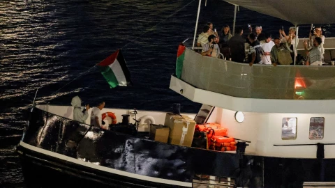 Una embarcación de ayuda humanitaria con destino a Gaza fue dañada en aguas de Túnez con un dron.