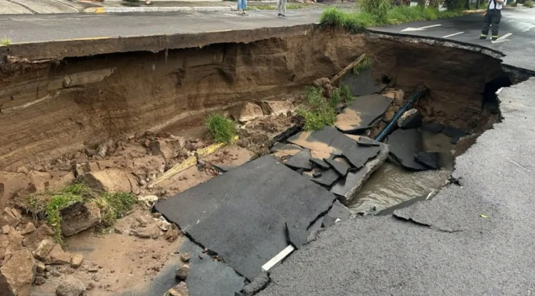 Se abre socavón en Guadalajara por fuertes lluvias