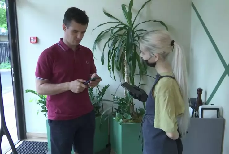 En Rusia bares y restaurantes solo atienden a vacunados COVID.