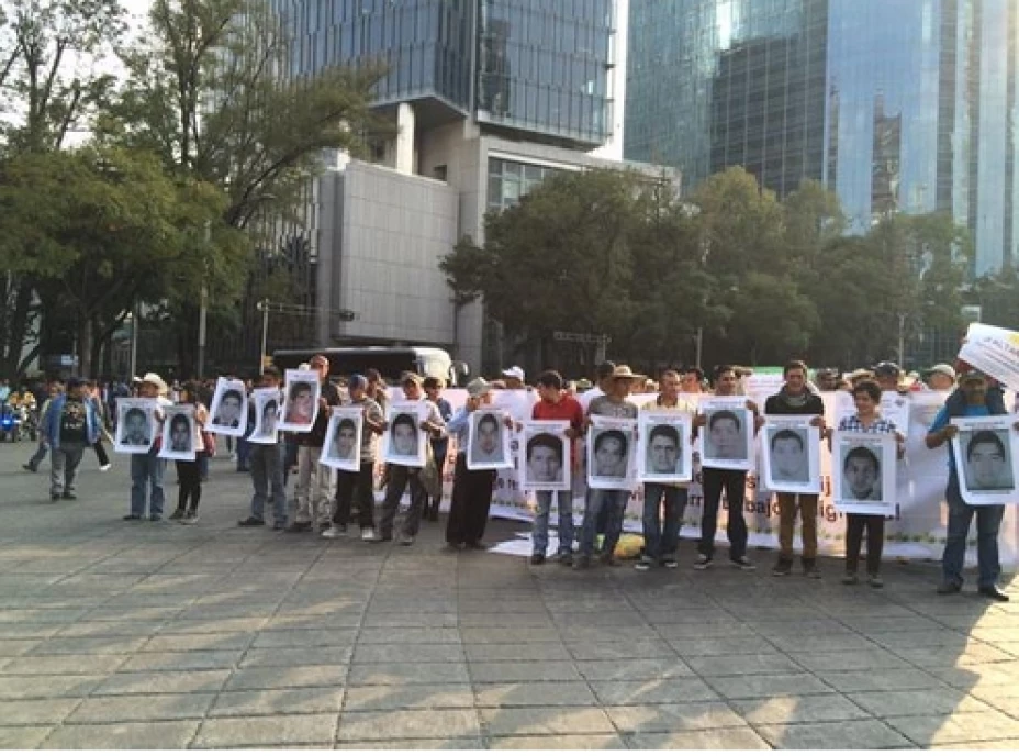 Los padres de los 43 normalistas desaparecidos de Ayotzinapa encabezan la manifestación que partió del Ángel de la Independencia y concluirá en el Monumento a la Revolución.