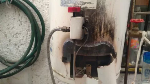 Joven resulta con quemaduras tras el flamazo del boiler de su casa en Aguascalientes