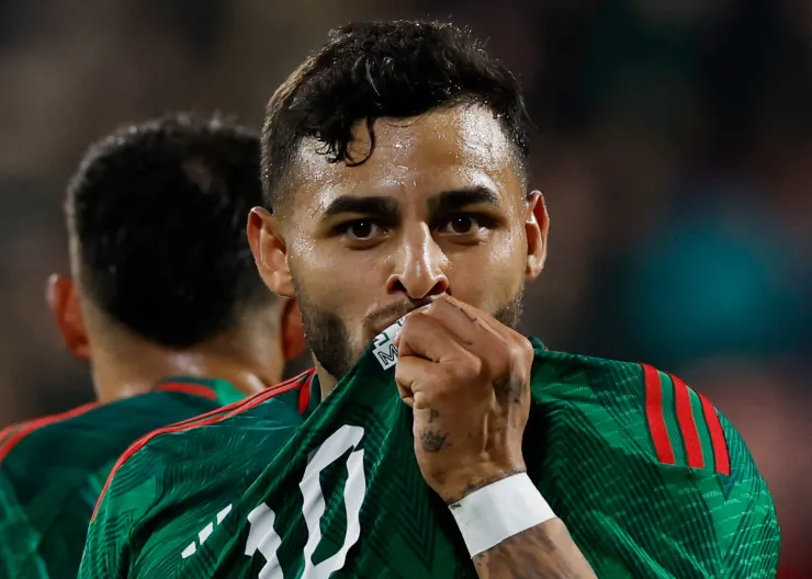 Alexis Vega festeja su gol en el México vs Suecia