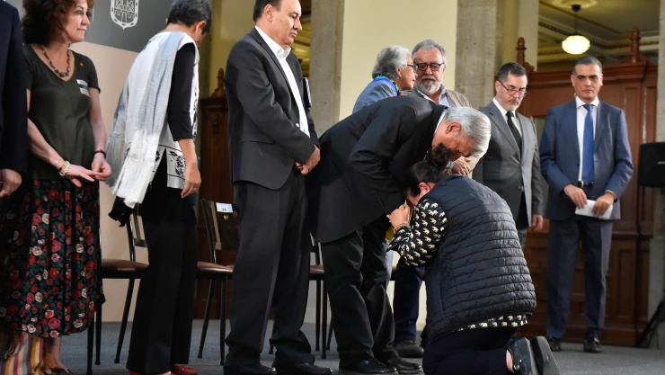 Te lo voy a entregar palabras de López Obrador a madre que se hincó