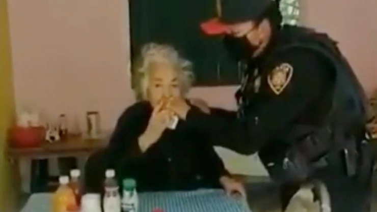 Policías de la CDMX rescataron a una abuelita de 86 años que estaba encerrada y sin alimento en Benito Juárez.