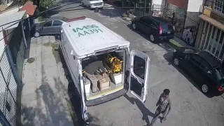 ambulancia del IMSS usada para transportar material