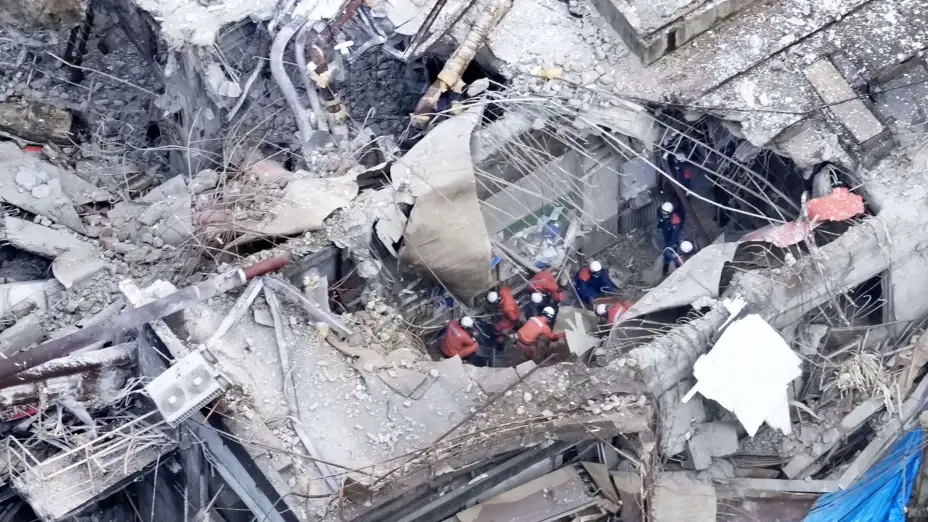 Derrumbe de un edificio tras un sismo en Yatsushiro, Japón.