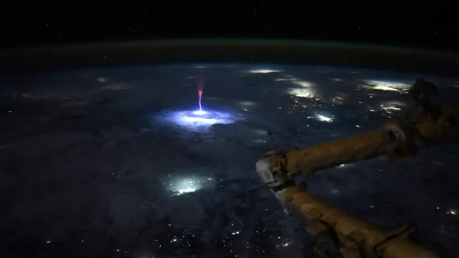 Sprite captado sobre México por la NASA revela la relación entre tormentas eléctricas y atmósfera superior. Conoce este fenómeno único.