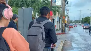 Frente frío ocasiona tránsito lento en calles de Cancún