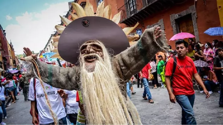 Desfile de los locos San Miguel de Allende 2024