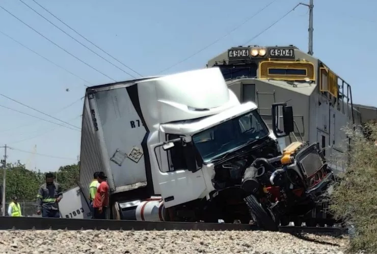 Gómez Palacio Tren embiste tráiler; van 3 accidentes en dos días.jpg
