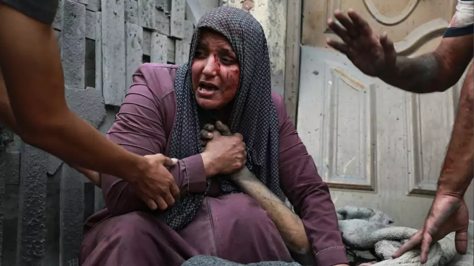 Mujer palestina herida tras ataques israelíes en Gaza.