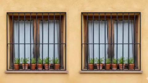 ¡TERRIBLE! Quinceañera MUERE tras quedar ATORADA en la protección de su ventana