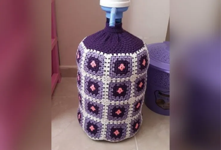 3 fundas a crochet para garrafones de agua con sobrantes de estambre