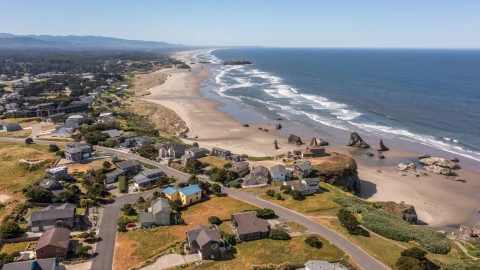 Vista aérea de la ciudad costera de Bandon, en Oregón, Estados Unidos.