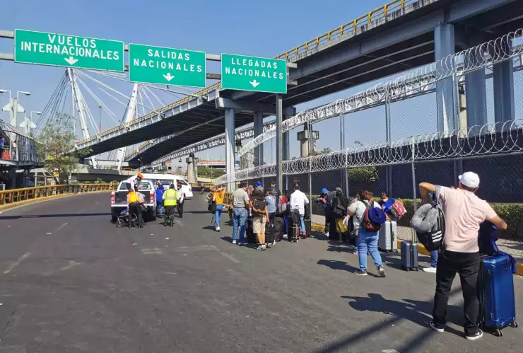 bloqueo-aeropuerto-cdmx-manifestantes-policias.jpg