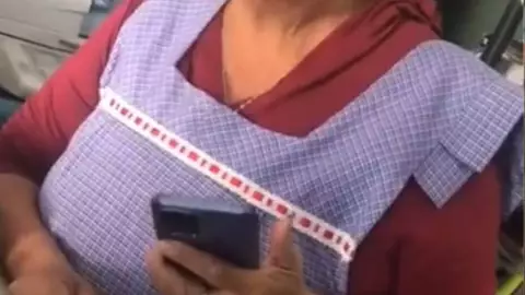 Señora cobra por devolver celular