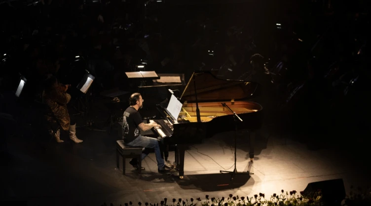 Gerardo Urbán transforma la figura del director de orquesta con conciertos que conectan al público y rompen moldes clásicos.