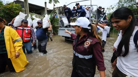 Mara Lezama atiende llamadas de auxilio de los afectados por inundaciones en Chetumal