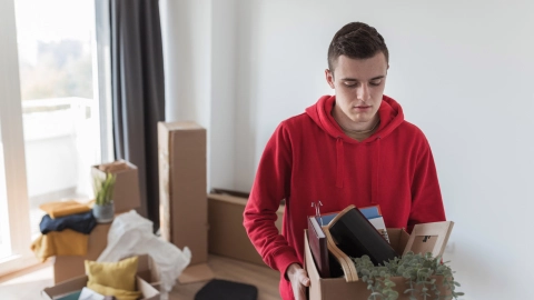 En caso de no tener una razón, deberá esperar que el contrate termine para que se vaya el inquilino