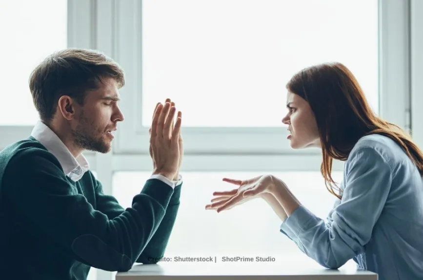 Pareja discutiendo azul.jpg