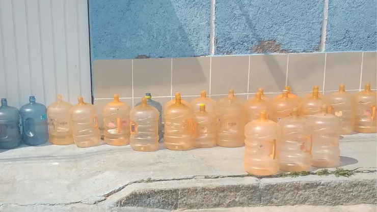 garrafones de agua afilados en la calle