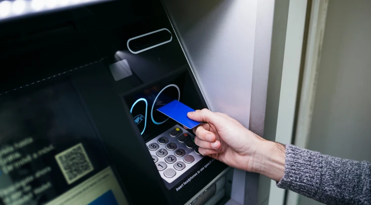 Una tarjeta siendo introducida en un cajero automático de un banco
