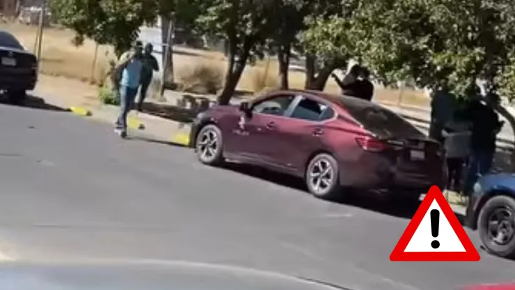 Hombre mayor muere en vía pública; estaba a bordo de su vehículo en Avenida Aguascalientes