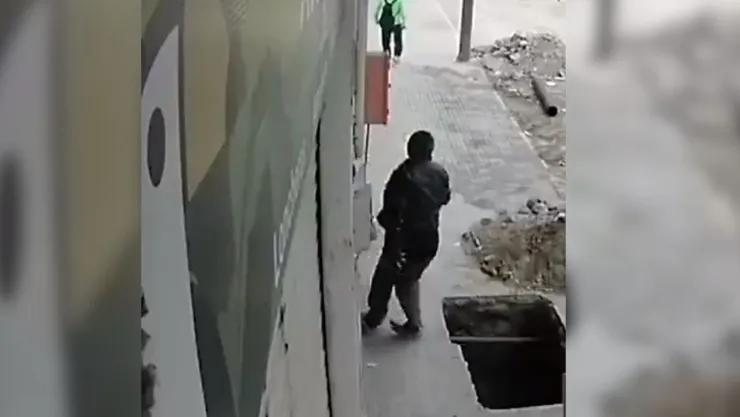 Hombre cae a alcantarilla en Tehuacán, Puebla