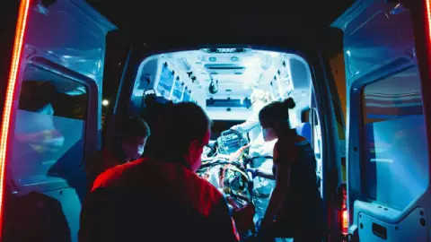 Mujer embarazada es agredida por su padrastro, la golpeó con un tubo