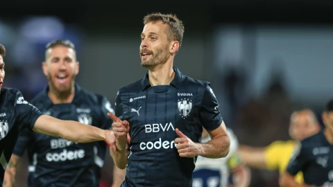 Sergio Canales celebra gol de Rayados de Monterrey en la Liga MX