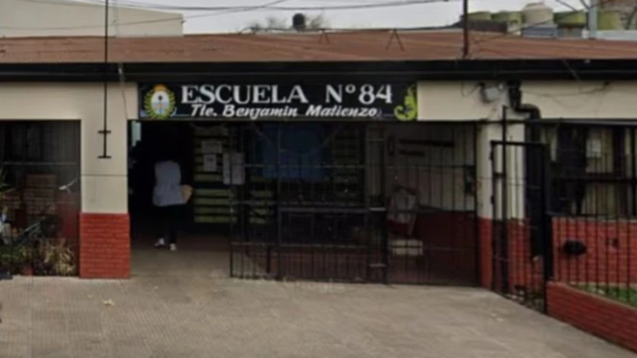 Maestra es brutalmente golpeada por madre de familia en Argentina