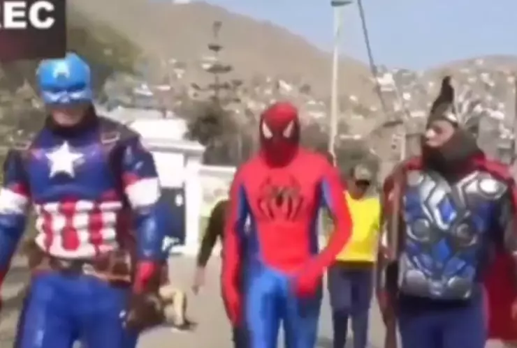 VIDEO Policías disfrazados de Avengers capturan a vendedores de droga