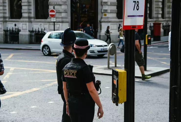 Niña de 15 años asesinada a puñaladas tras rechazar flores de un chico en el autobús en Londres