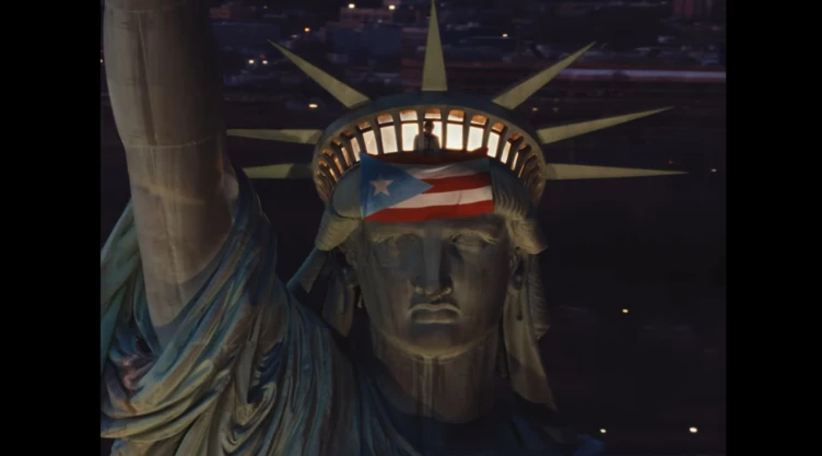 “Nuevayol”, el nuevo video de Bad Bunny, critica las políticas migratorias de Trump y celebra la identidad puertorriqueña.