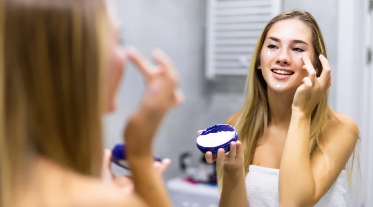 /estilo-de-vida/maquilladores-coinciden-50-crema-bote-azul-aliada-para-evitar-marquen-lineas-expresión-maquillaje