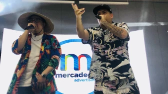 Mr. Fark y Saga rompiendola en el escenario.jpg