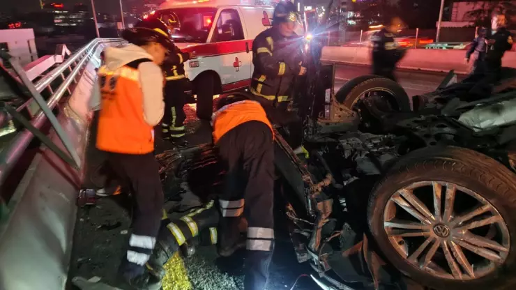 La volcadura de un auto en el segundo piso del Periférico dejó lesionados