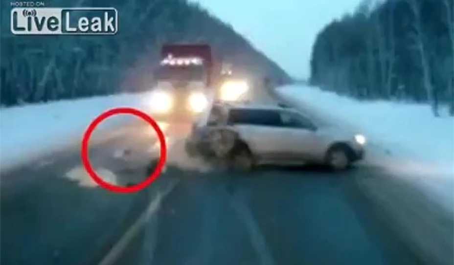 La pequeña salió del vehículo en el que viajaba