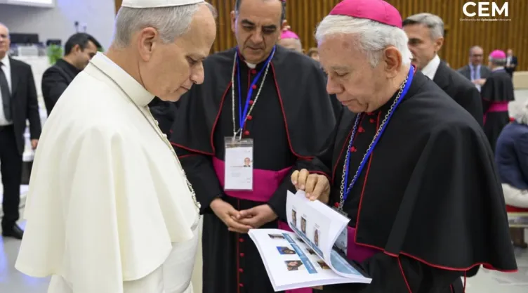 La CEM entrega al Papa León XIV libro.