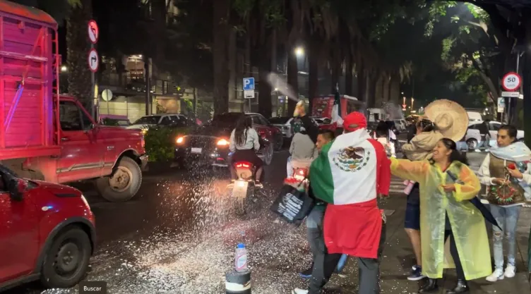 Afición despide al Tri en el Ángel e inician limpieza en Reforma