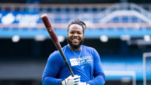 Vladimir Jr con el bat en el calentamiento de Toronto