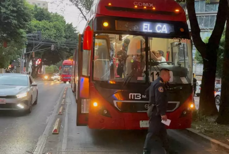 Metrobús frena de emergencia en Insurgentes Sur