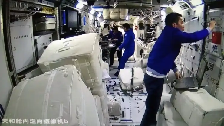 Astronautas en la estación espacial China disfrutan abundante comida